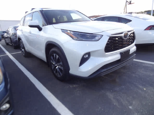 Used 2021 Toyota Highlander XLE AWD/4WD image 3
