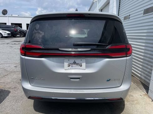 Used 2023 Chrysler Pacifica Touring-L FWD image 8