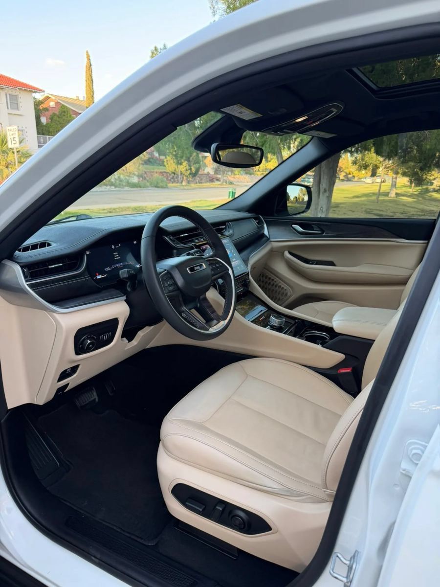 Used 2023 Jeep Grand Cherokee L Limited w/ Black Appearance Package AWD/4WD image 10