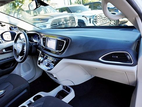 Certified 2022 Chrysler Voyager LX image 9