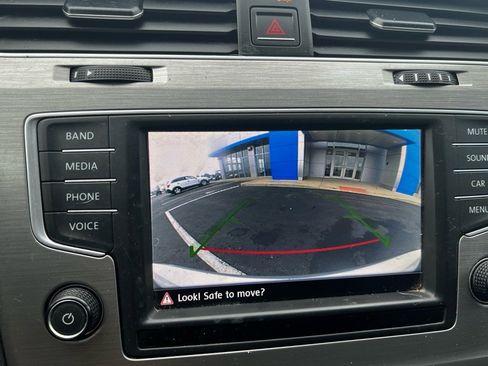 Used 2016 Volkswagen Golf S image 17