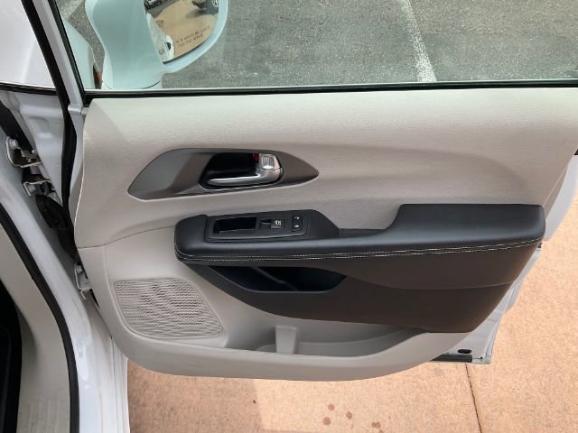 Used 2021 Chrysler Pacifica Touring-L FWD image 21