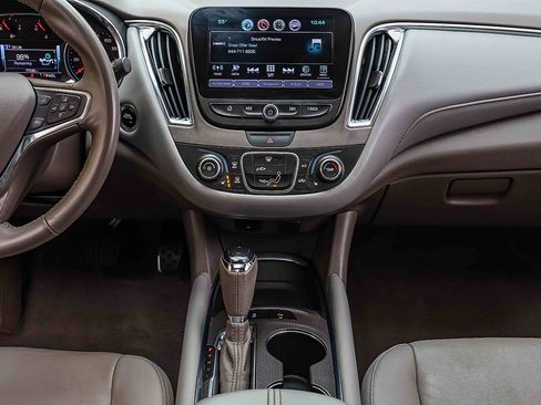 Used 2018 Chevrolet Malibu LT w/ Leather Package image 11