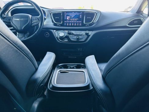 Used 2019 Chrysler Pacifica Touring-L Plus w/ S Appearance Package FWD image 25