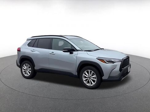 Used 2025 Toyota Corolla Cross LE image 2
