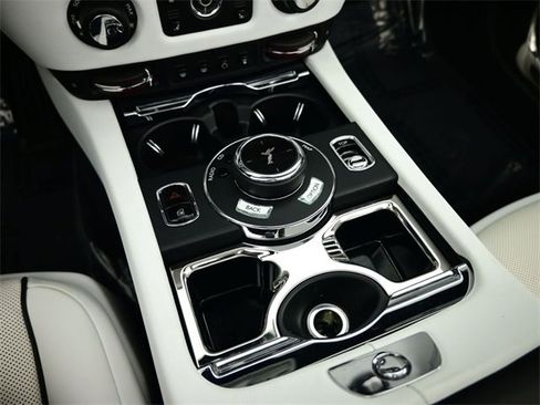 Used 2016 Rolls-Royce Dawn image 32