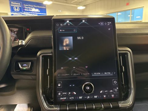 Used 2025 GMC Yukon XL Denali image 13