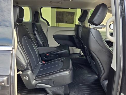 Used 2023 Chrysler Pacifica Touring-L AWD/4WD image 16