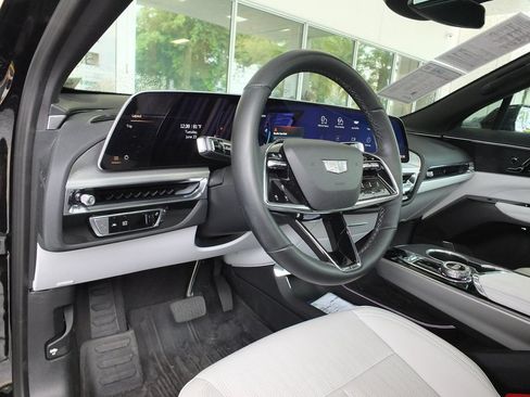 Used 2025 Cadillac Lyriq Luxury AWD/4WD image 24