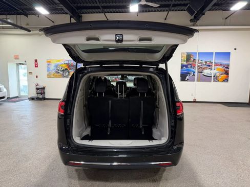 Used 2023 Chrysler Pacifica Touring-L FWD image 23