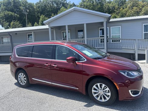 Used 2017 Chrysler Pacifica Touring-L FWD image 8