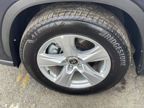 Used 2025 Toyota Highlander LE image 33