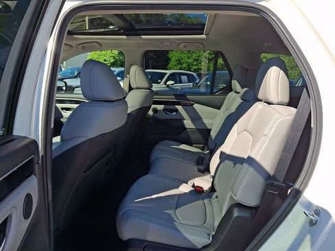 Used 2025 Honda Pilot Touring image 10