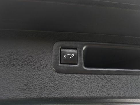 Used 2024 Toyota Highlander LE image 12