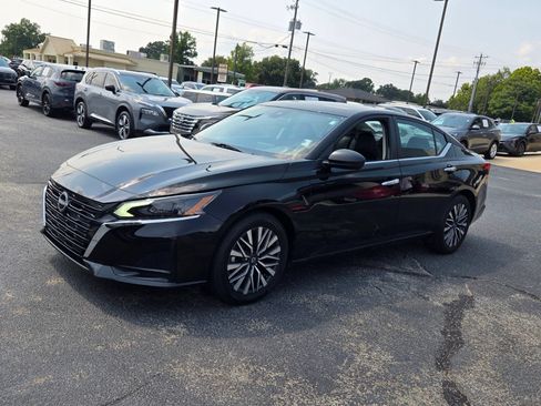 Used 2025 Nissan Altima 2.5 SV FWD image 3