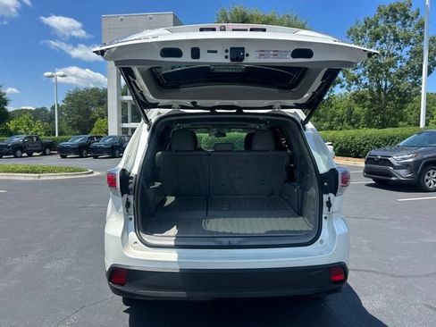 Used 2014 Toyota Highlander XLE AWD/4WD image 9