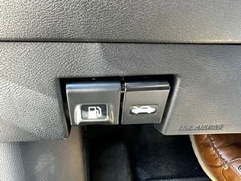 New 2025 Nissan Versa SR w/ Trunk Package image 18