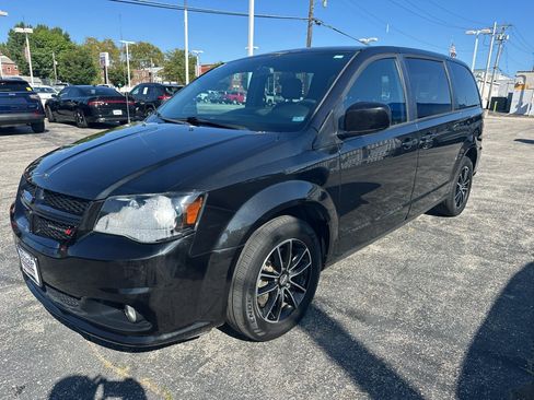 Used 2018 Dodge Grand Caravan SXT w/ Blacktop Package FWD image 1