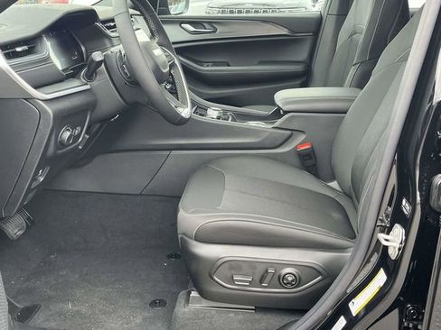 New 2025 Jeep Grand Cherokee Laredo w/ Luxury Tech Group I AWD/4WD image 10
