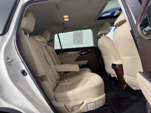 Used 2020 Toyota Highlander Limited image 16