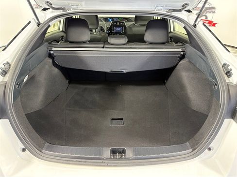 Used 2022 Toyota Prius LE image 18