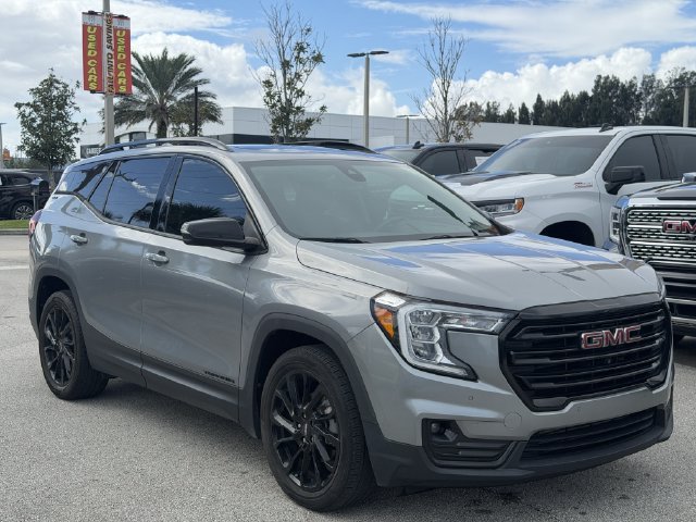 Used 2023 GMC Terrain SLT w/ Tech Package FWD image 2