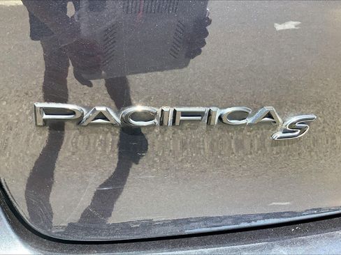 Used 2020 Chrysler Pacifica Touring w/ S Appearance Package FWD image 9