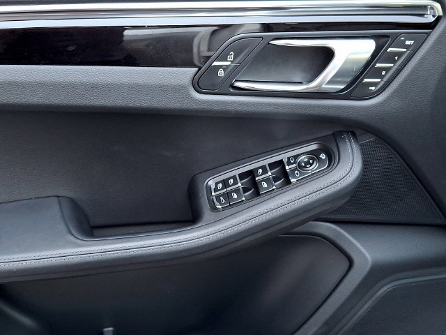 Certified 2025 Porsche Macan AWD/4WD image 16