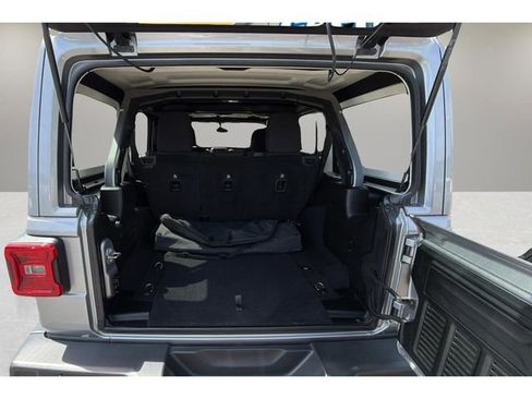 Used 2018 Jeep Wrangler Unlimited Sahara AWD/4WD image 32