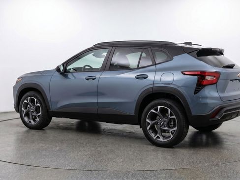 Used 2025 Chevrolet Trax LT FWD image 6