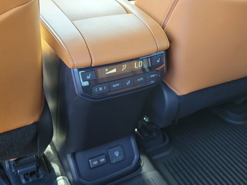 Used 2024 Toyota Highlander Platinum FWD image 15