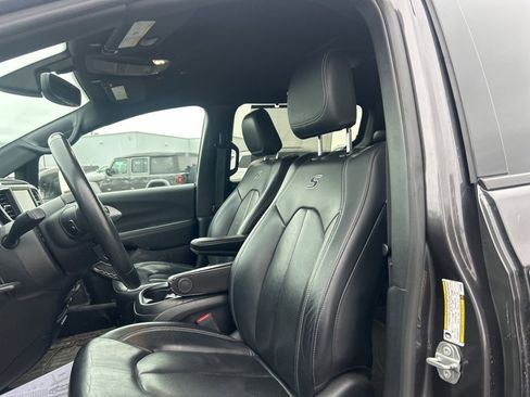 Used 2020 Chrysler Pacifica Touring-L image 9