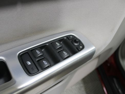Used 2011 Volvo V50 T5 image 6