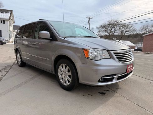 Used 2016 Chrysler Town & Country Touring image 3