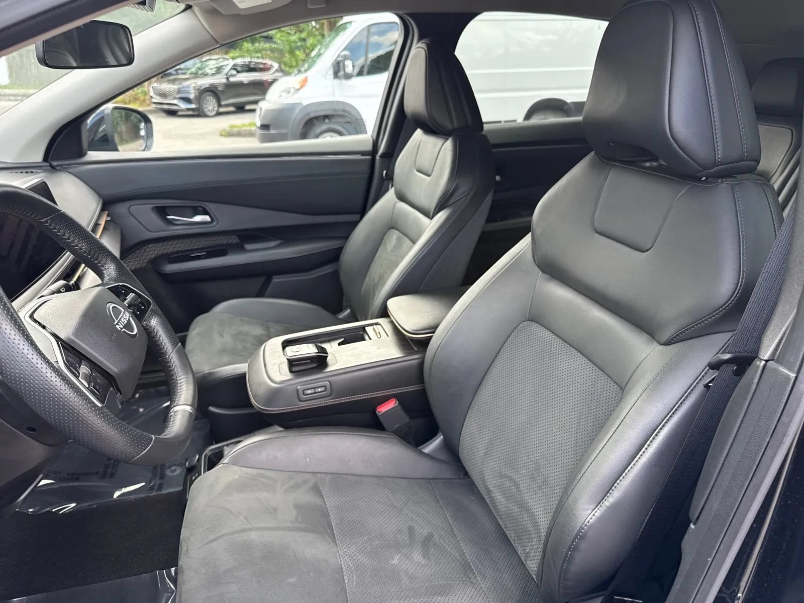 Used 2025 Nissan Ariya AWD image 12