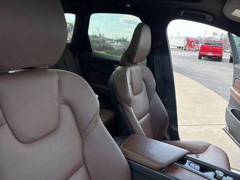 Used 2023 Volvo XC60 B5 Plus image 32