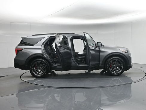 Used 2025 Ford Explorer ST-Line w/ Premium Package RWD image 4