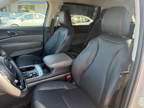 Used 2025 Kia Carnival EX FWD image 7