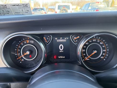 Certified 2022 Jeep Gladiator Willys image 27