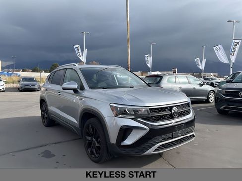 Used 2022 Volkswagen Taos SE w/ Panoramic Sunroof Package image 2