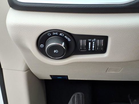 Used 2024 Chrysler Pacifica Touring-L image 22