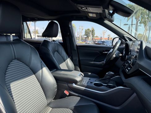 Used 2022 Toyota Highlander XSE image 19