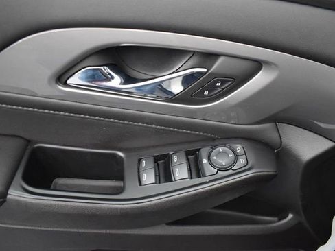Used 2023 Chevrolet Traverse LT image 13