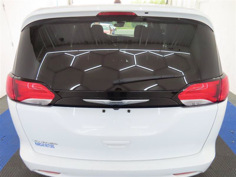 Used 2023 Chrysler Voyager LX FWD image 11