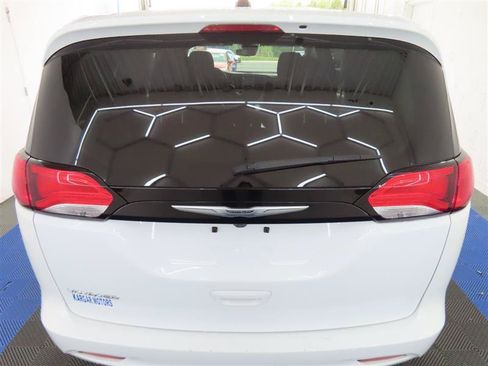 Used 2023 Chrysler Voyager LX FWD image 11