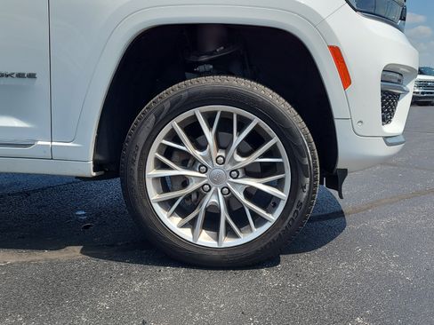 Used 2023 Jeep Grand Cherokee Summit w/ Luxury Tech Group V AWD/4WD image 10