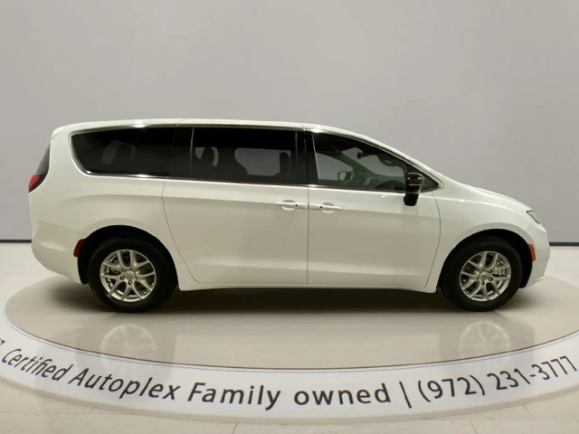 Used 2025 Chrysler Pacifica Select FWD image 6