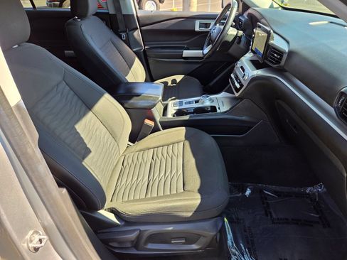 Certified 2021 Ford Explorer XLT RWD image 16