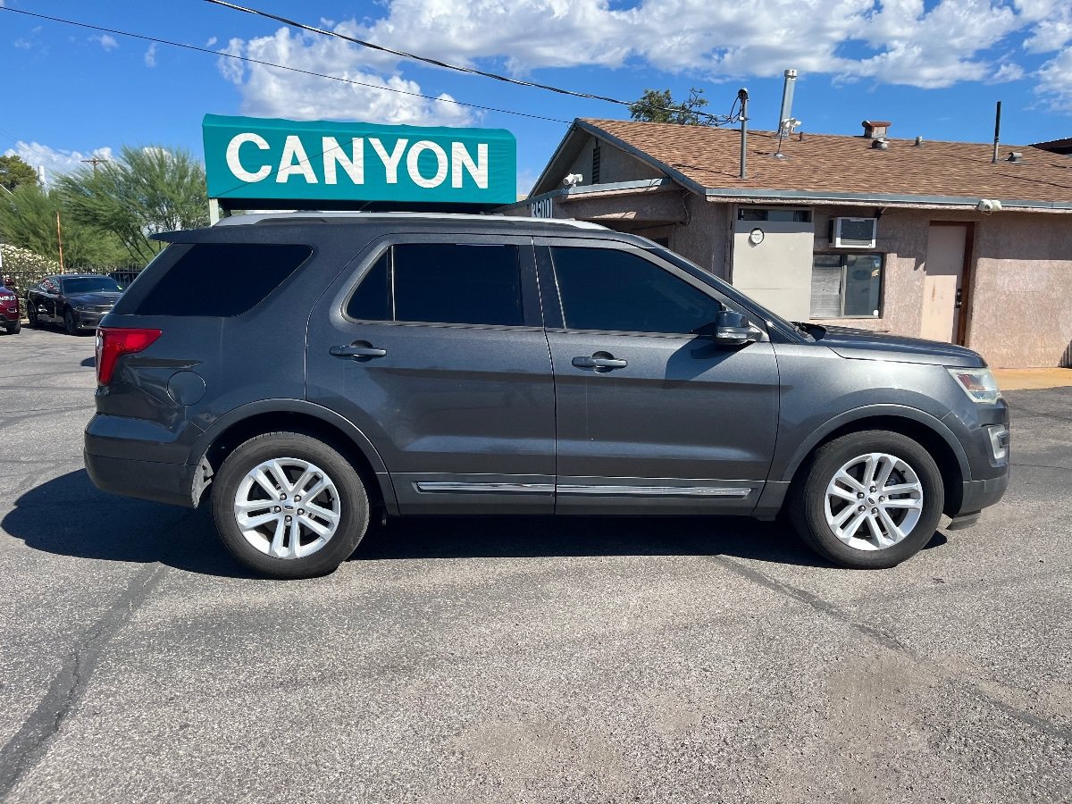 Used 2016 Ford Explorer XLT w/ Equipment Group 202A FWD image 2