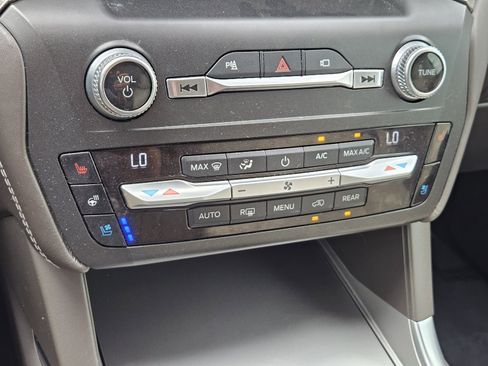 Used 2020 Ford Explorer Platinum w/ Premium Technology Package image 22